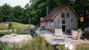 Poolhaus mit Gartenteich