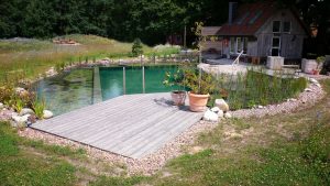 Sonnendeck am Gartenteich