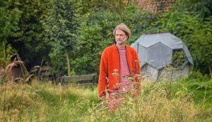 zimmerermeister-thomas-burmester-im-garten
